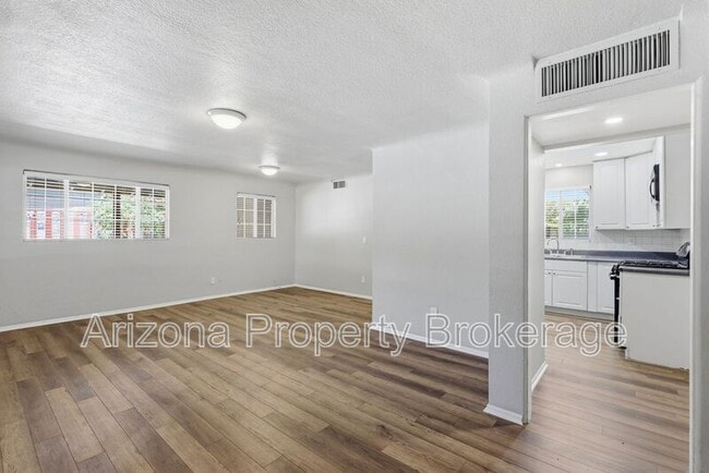 Building Photo - 144 E Vista Del Cerro Dr