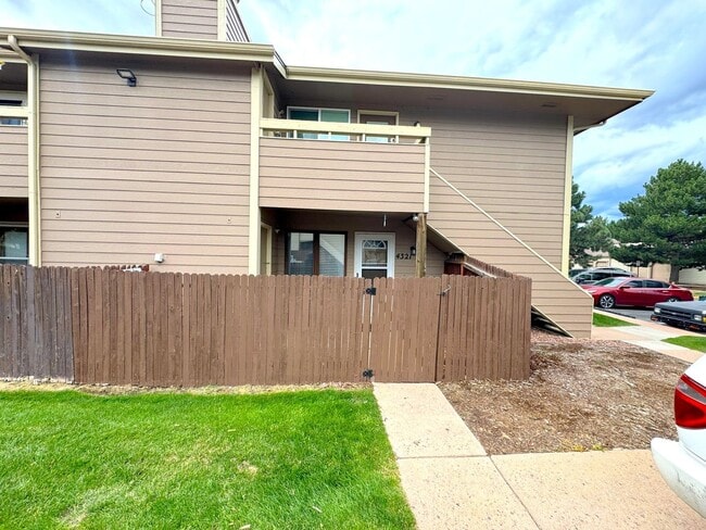 Building Photo - Cozy End-Unit Condo in Gated Community