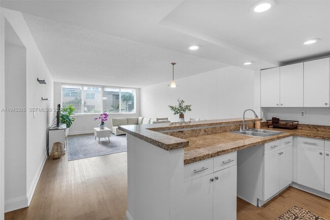 Building Photo - 9125 SW 77th Ave Unit 202