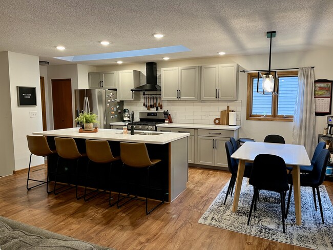 Photo - 1909 Holiday Rd