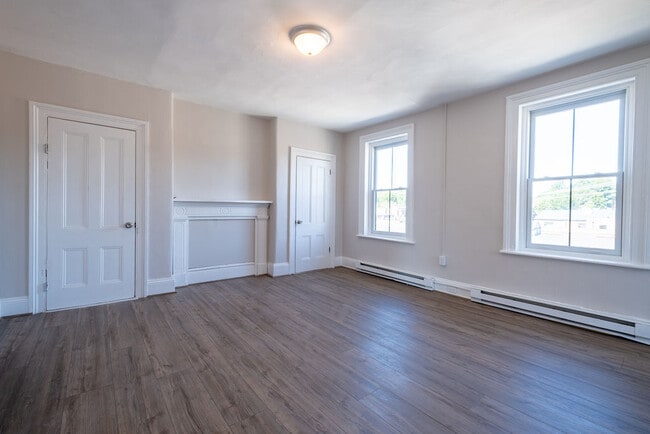 Living room - 42 Liberty St Unit 4
