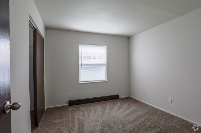 2 Bed/ 1 Bath Flat - 750 Sq Ft