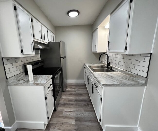 Building Photo - One bedroom available soon! Unit 1712 Franklin Ave Apt: A