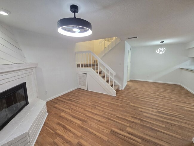 Building Photo - Updated Townhome Condo in Prime Location!