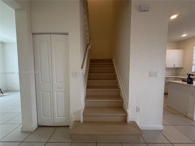 Photo - 2889 25rd