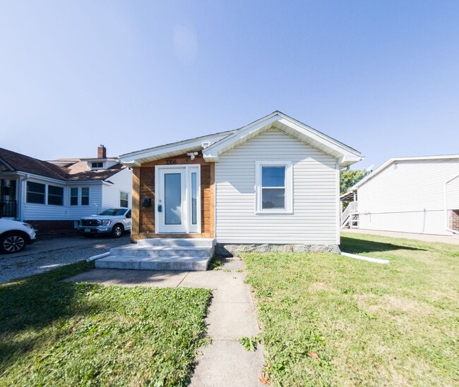 Building Photo - 2 Bedroom 1 Bath 1 Stall Garage For Rent