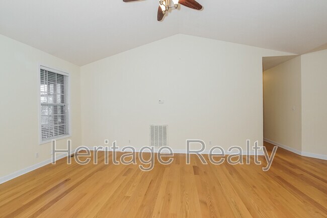 Photo - 880 Glenfield Dr