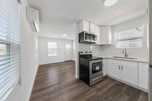 Photo - 3727 Winnie St