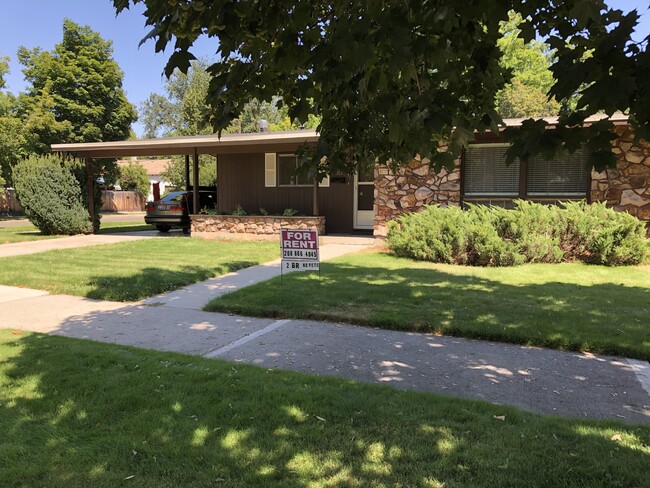 Front with Carport - 1020 N 20th St Casa Adosada