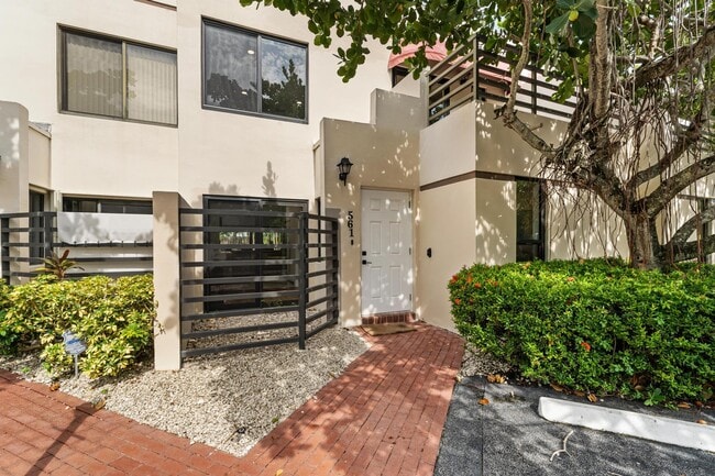 Building Photo - 541 N Ocean Blvd Rental