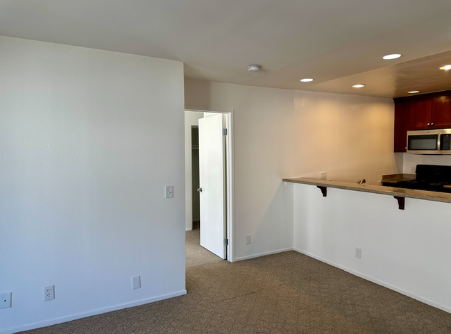 Photo - Beautiful Renovated 1 Bed/1 Bath Condo with Many Upgrades! Pool & Gym on Site! Central AC!
