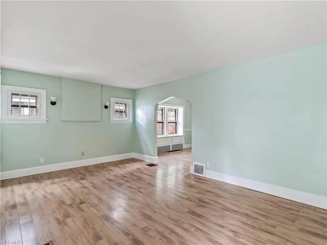 Photo - 47 E Mapledale Ave