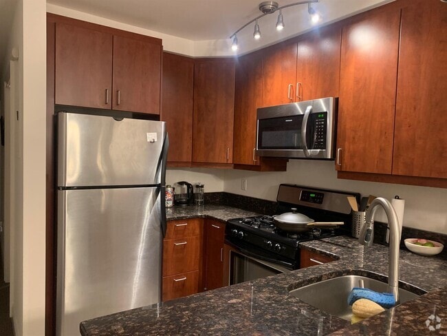 Building Photo - 157 Auburn St Unit 2 Rental