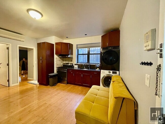 Building Photo - NO FEE Two bedroom in Prime Location on Di... Unit 2R Rental