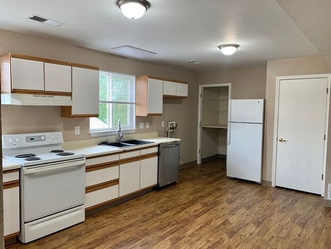 Building Photo - Move-In Special: 2 Weeks Free! Spacious 3 Bed, 1.5 Bath Apartment in Longmont