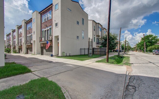 Photo - Beautiful 3-story House In the Heart of Ho...