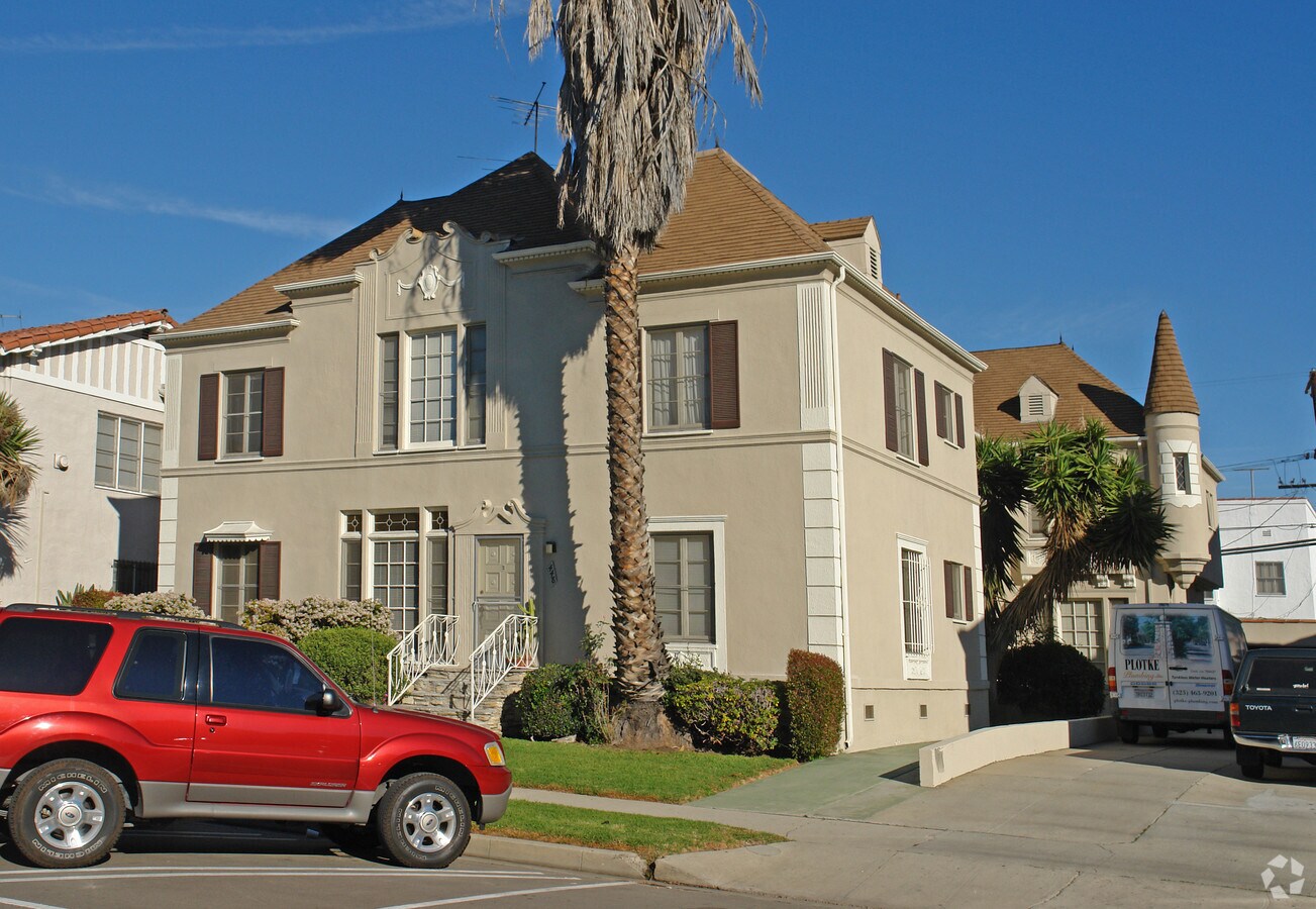 Photo - 448 S Cloverdale Ave Apartments