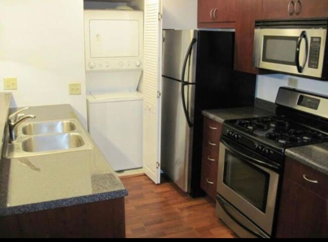 Building Photo - 7819 S South Shore Dr Unit B3