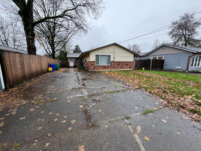 Building Photo - This 2 bed, 1 bath duplex unit offers convenient access to Berrydale and Harrison Parks and withi...