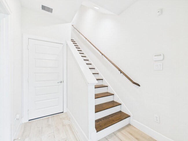 Photo - 2761 Clinton Dr