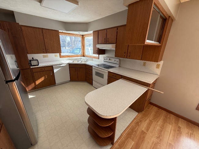 Photo - 110 N 2nd Ave W