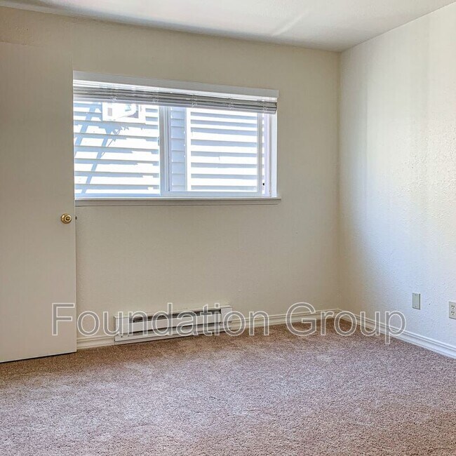 Photo - 922 N 104th St