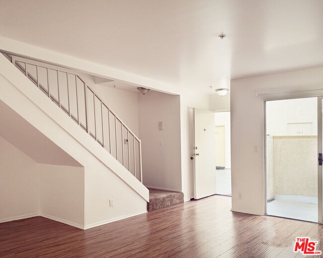 Photo - 16037 Vanowen St