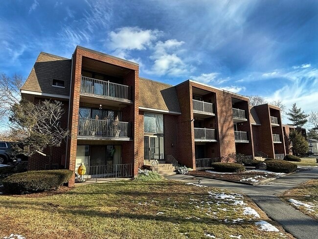 Building Photo - 269 Lake St Unit 3