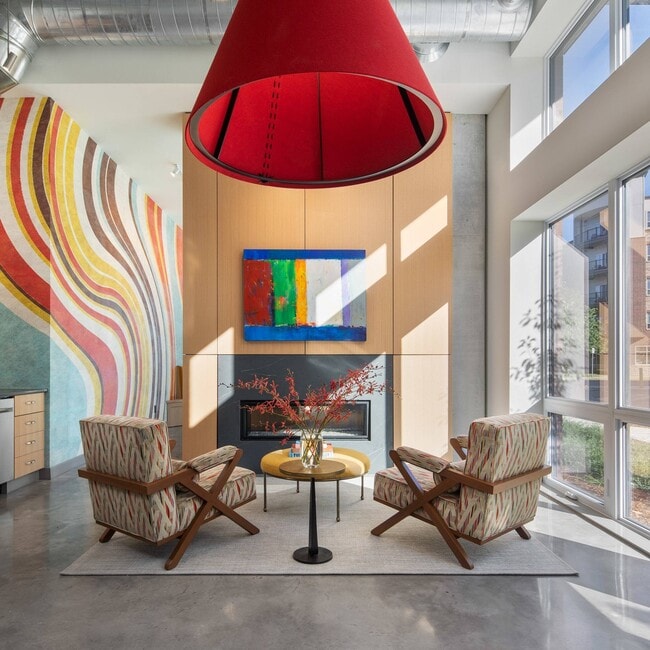 Vestíbulo salón con chimenea