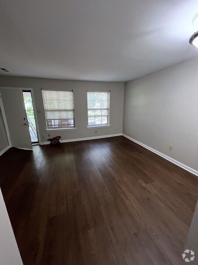 Building Photo - Newly Renovated 1 BR, 1 Ba in Barracks roa... Unit 8 Rental