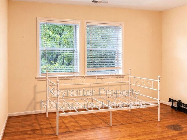 Photo - 725 McBurnette Rd N E