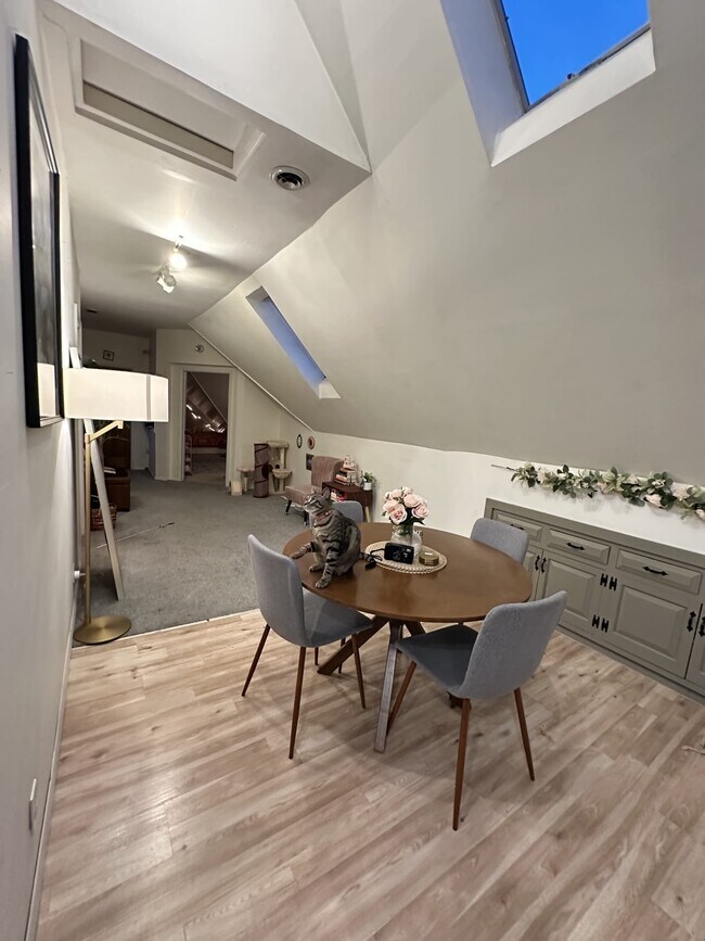 Photo - 2837 N Frederick Ave Unidad 2837 B
