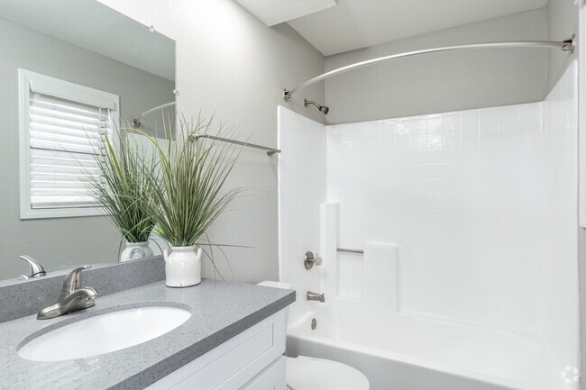 2BR, 2BA - 900SF - Bathroom