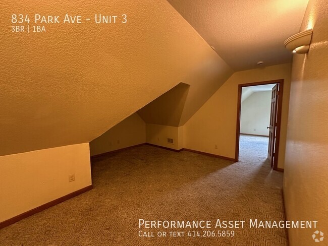 Building Photo - Large split level 3 bedroom in Racine Unit 3 Rental