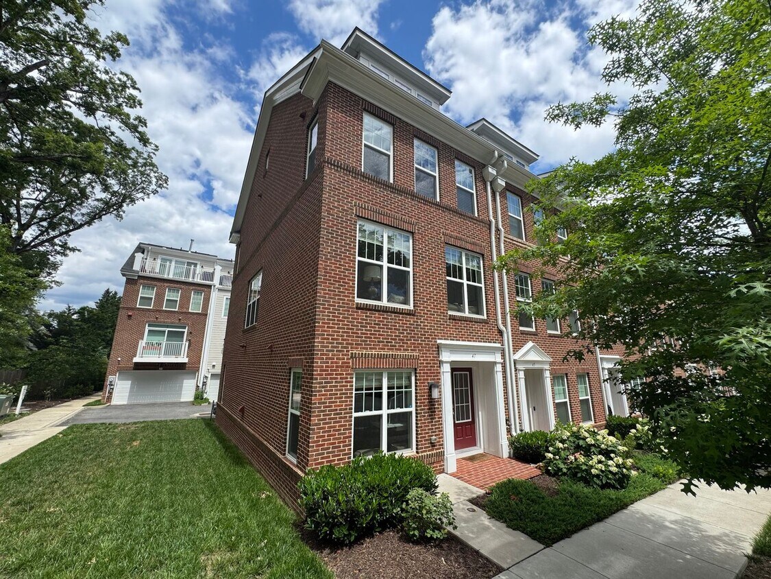 Luxurious 4 Bed 3.5 Bath End-Unit Brick To... - Luxurious 4 Bed 3.5 Bath End-Unit Brick To...