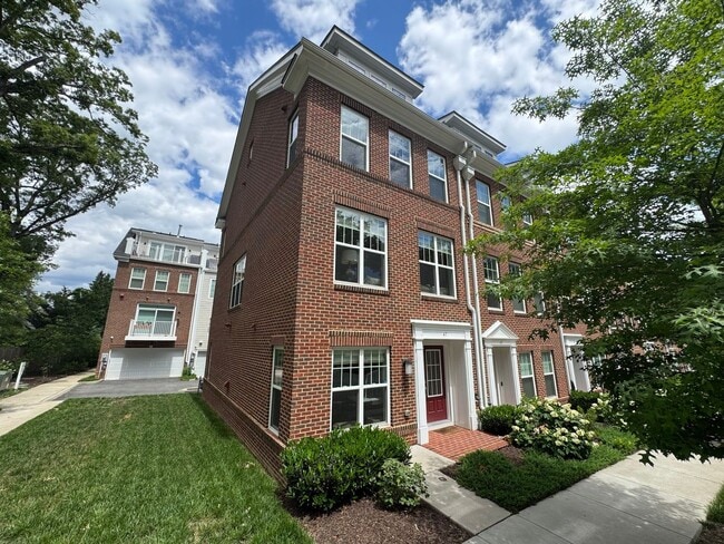 Luxurious 4 Bed 3.5 Bath End-Unit Brick To... - Luxurious 4 Bed 3.5 Bath End- House Unit Brick To...