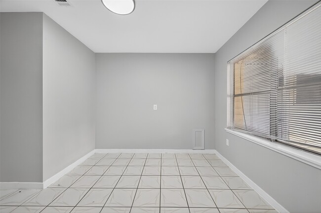 Photo - 6741 Feldspar St