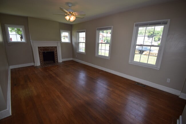 Building Photo - VIRTUAL SHOWINGS AVAILABLE - Cute 3 Bedroo... Rental