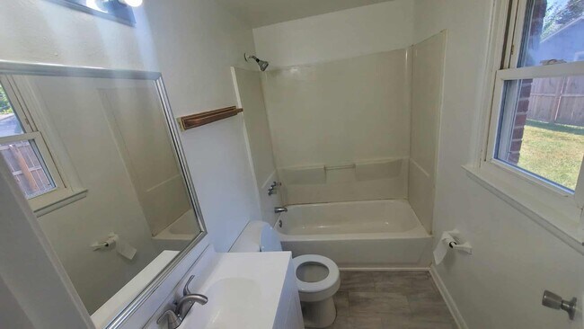 Photo - 889 S Cherry St