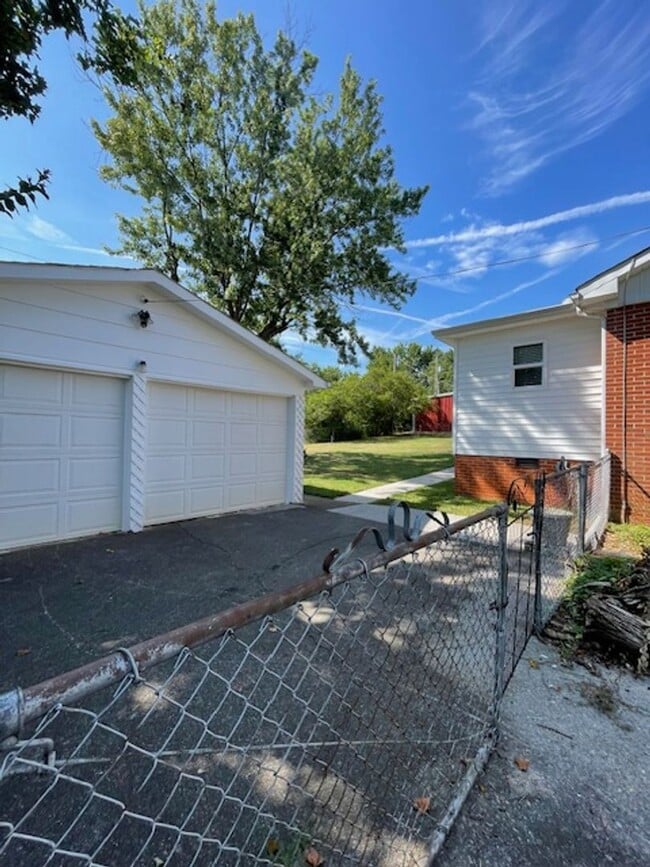 Photo - Maryville 37804 - 3 bedroom, 2 bath ranch home - Contact Debra Johnson (865) 591-8281