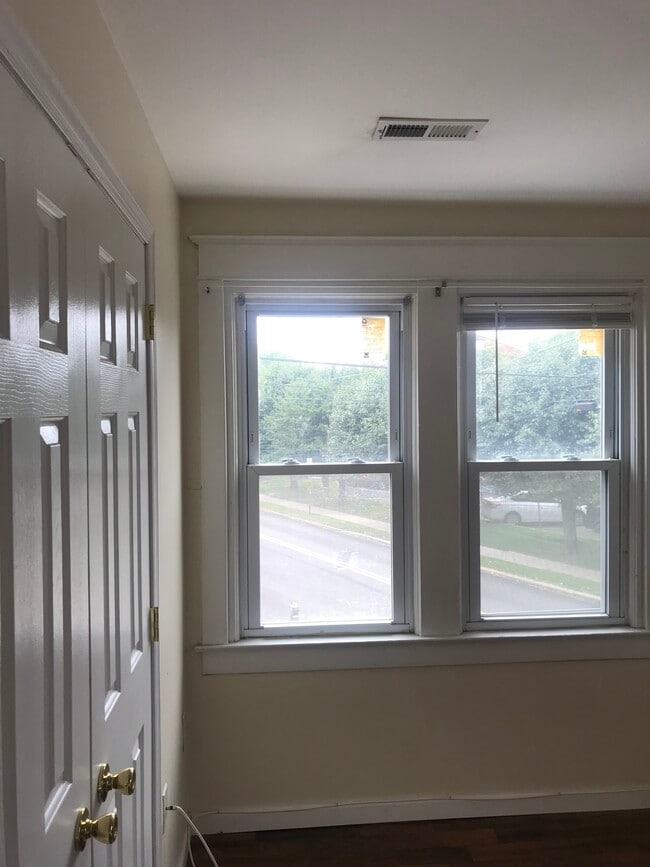 Building Photo - 20 E Sellers Ave Unit 2nd floor Rental