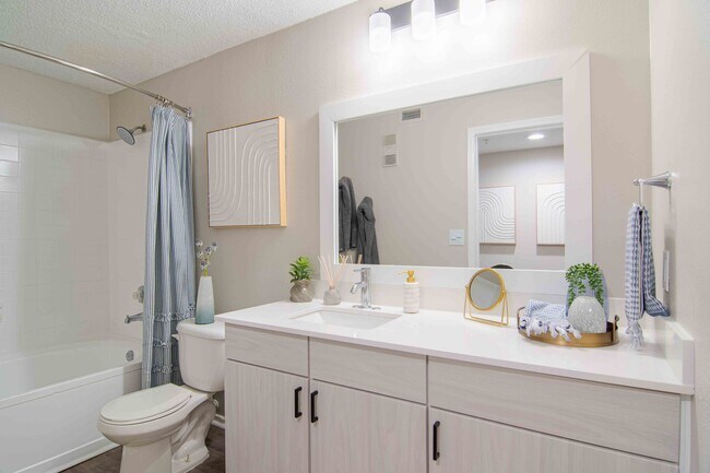 Baño recién reformado - 1250 West Apartments