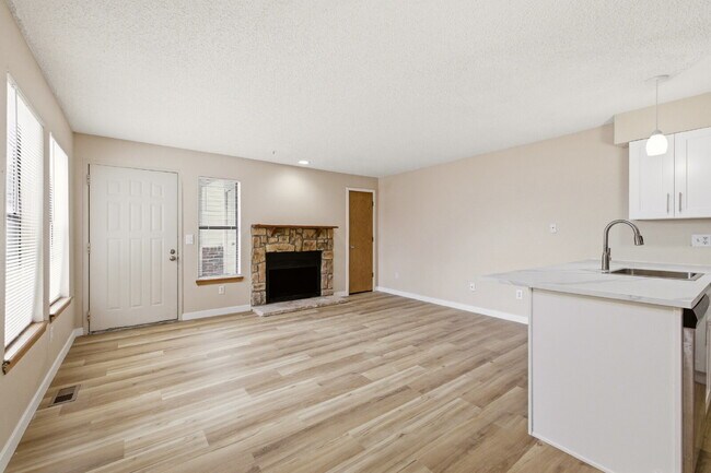 Photo - Spacious 1-Bedroom Condo in Aurora with Community Amenities Unidad 5