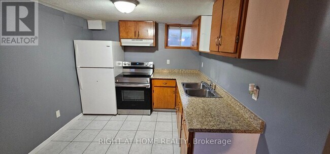 Photo - 163 McMurchy Ave