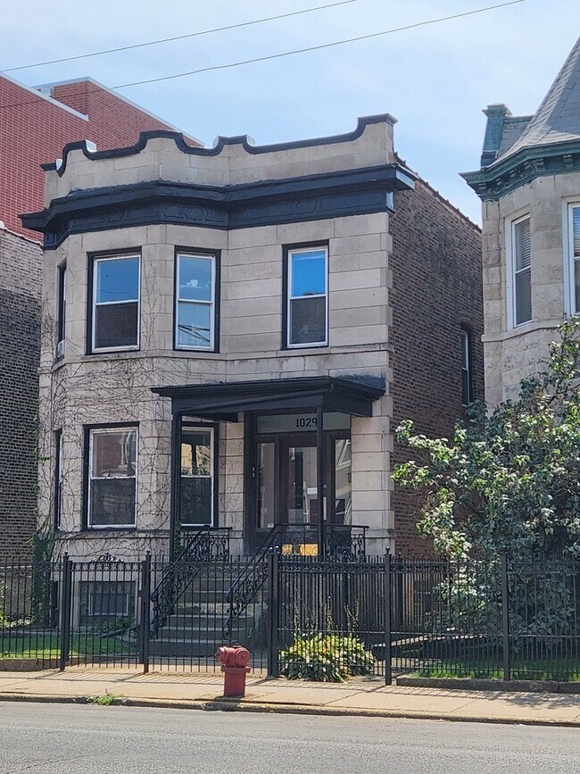 Building Photo - 1029 W Irving Park Rd Unit 1 Rental