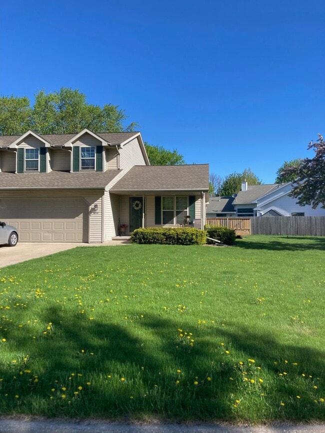 Building Photo - 3 Bed 2 Bath Duplex