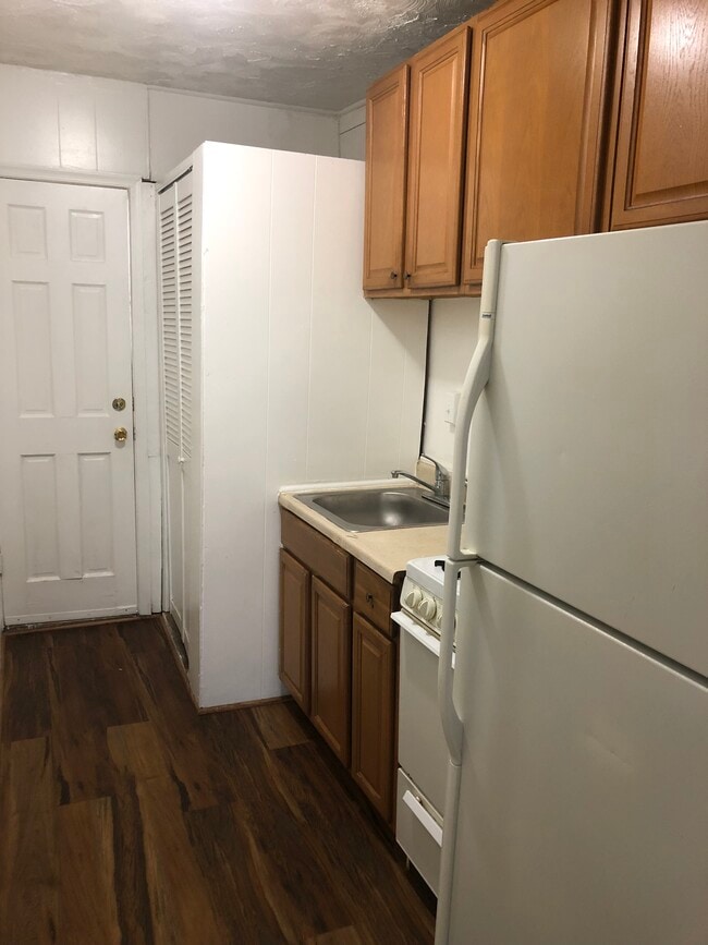 Kitchen - 420 Newcomb St SE Unit 3