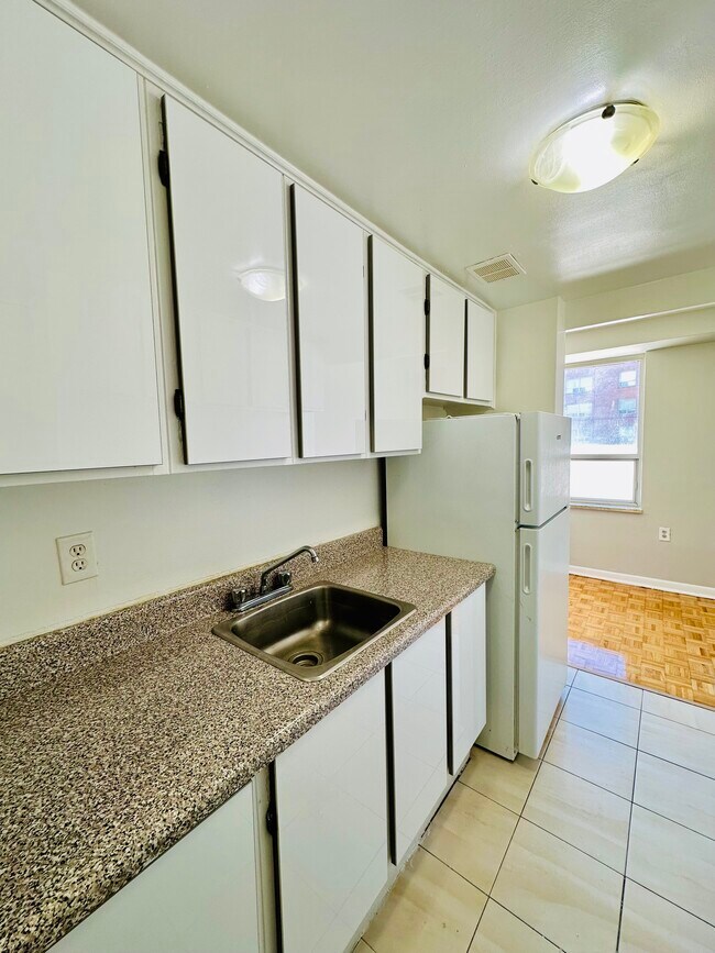 Building Photo - 2 WYCOMBE APARTMENTS