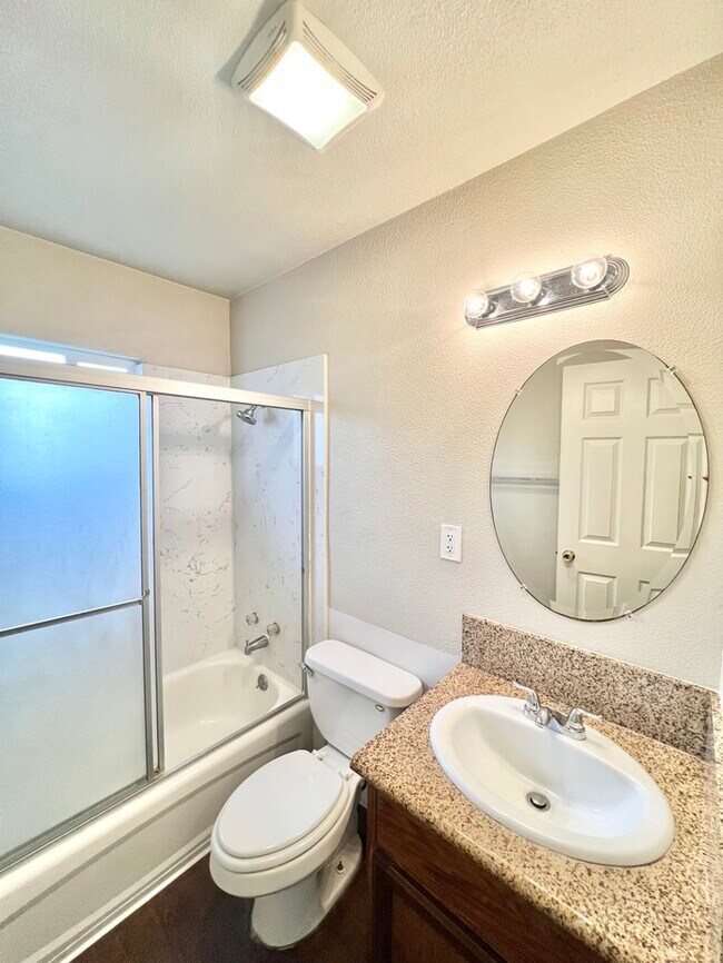 2/1 Duplex in Sacramento! 2822 Del Paso Blvd. Townhome For Rent in