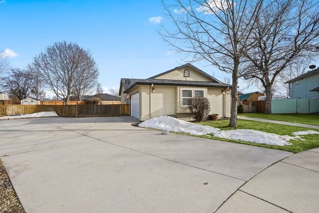 Photo - 3bd/2ba Home on Large Private Lot in Estab...